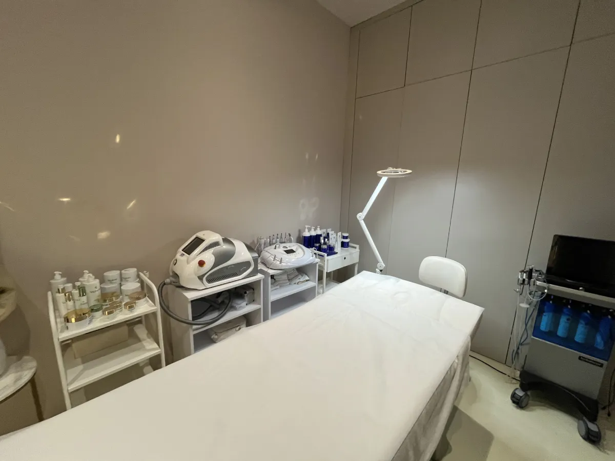 Microcurrent facial procedure performed by a specialist at Beverly Hills Beauty Vienna